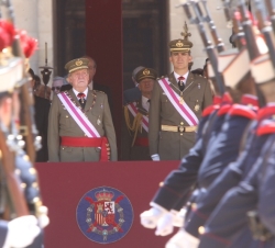 Su Majestad el Rey y Su Alteza Real el Príncipe de Asturias en la Tribuna Real, durante el desfile de la Guardia Real